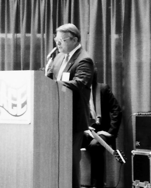 Stan Hathcock speaking at the NACE 1989 podium